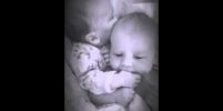 น่ารัก++ เมื่อทารกหญิงปลอบน้องสาวฝาแฝดให้หยุดร้องไห้ได้