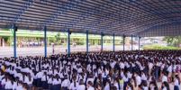 ชมภาพนักเรียนโรงเรียนหนองบัวแดงวิทยากว่า 2,000 คน ร่วมสวดธรรมจักร ฉลองอาคารใหม่
