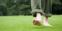 ทดลองเดินเท้าเปล่าบนพื้นดินหรือพื้นหญ้า..ปล่อยไฟฟ้าสถิตในตัวเราลงดินเพื่อสุขภาพที่ดี..กับตัวเราเอง