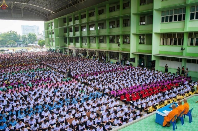 ทำดีเพื่อพ่อ: ชมนักเรียนร่วมสวดธัมมจักกัปปวัตตนสูตร ครั้งประวัติศาสตร์มากสุดใน จ.ราชบุรี