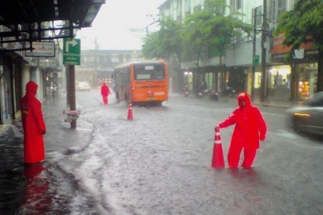 ฝนตกหนัก หลายพื้นที่ในกทม.น้ำท่วมขัง