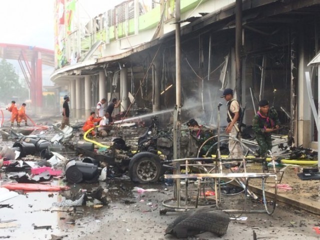 คนร้ายลอบวางระเบิด 2 จุด ที่บิ๊กซี จ.ปัตตานี เป็นเหตุให้เกิดเพลิงไหม้ เบื้องต้นมีผู้บาดเจ็บกว่า 40 ราย