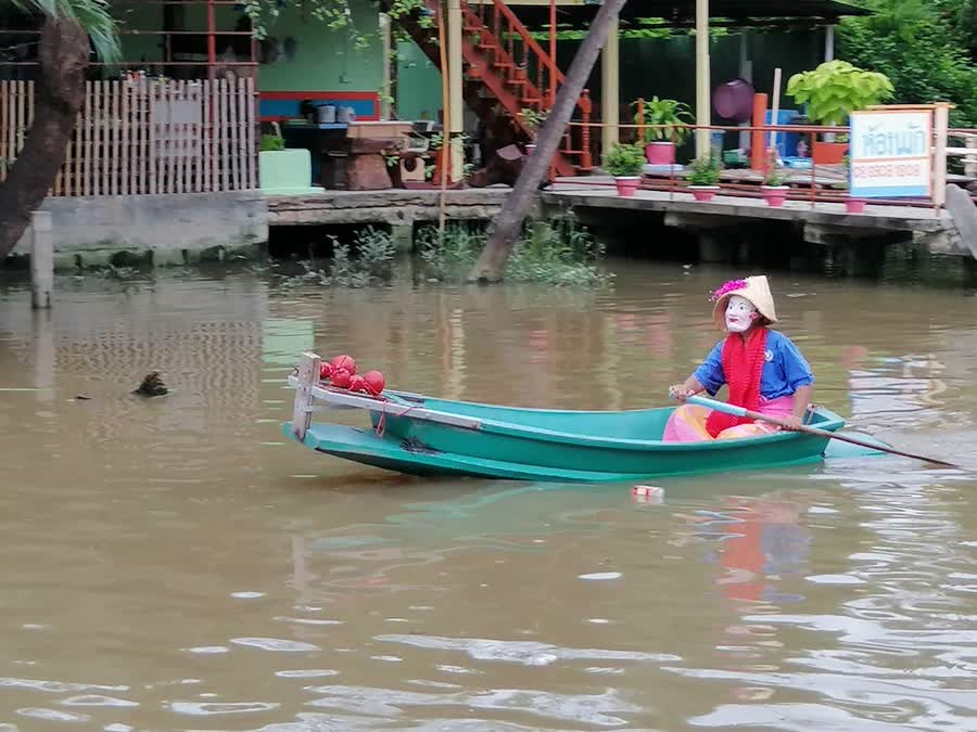 ผู้ว่าฯ สมุทรสงคราม เปิดการแข่งขันเรือพายพื้นบ้านสืบสานงานประเพณีลอยกระทง