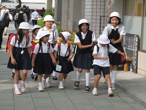 ทำไมเด็กญี่ปุ่นต้องเดินไปโรงเรียนเองทุกคน ไม่ว่าจะรวยมากหรือรวยน้อยก็ตาม