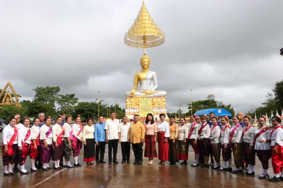 กรมประชาสัมพันธ์ ทอดกฐินสามัคคีเพื่อสร้างฐานพระเจ้ามหาจักรพรรดิ จ.อุบลราชธานี