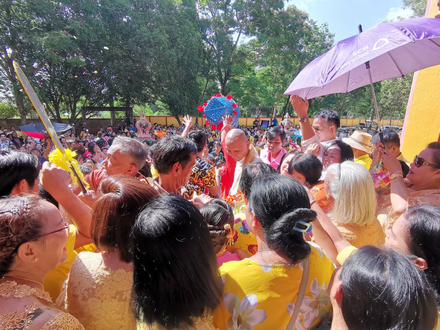 “ตรี​ ชัยณรงค์” ศิลปินสังกัดแกรมมี่ เข้าพิธีอุปสมบททดแทนคุณ