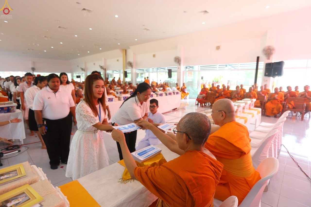 วัดพระธรรมกาย จัดพิธีถวายสังฆทานแด่คณะสงฆ์ภาคใต้