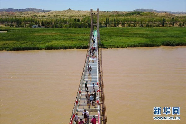 สุดตระการตา ! สะพานกระจกข้ามแม่น้ำเหลืองแห่งแรกในจีนเปิดแล้ว