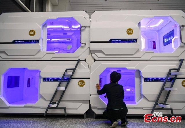 เกิดขึ้นจริงแล้ว! สนามบินอูรุมชีผุด “ห้องนอนแคปซูลสไตล์ยานอวกาศ” อำนวยความสะดวกแก่นักเดินทาง