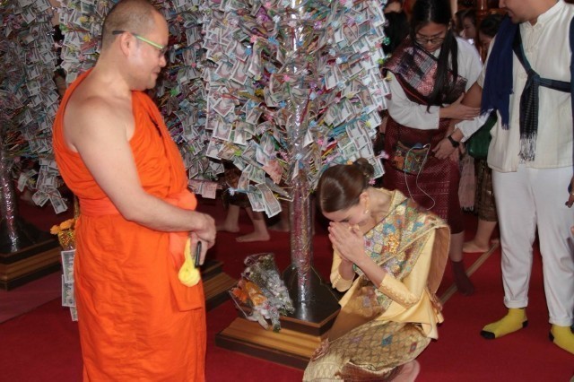"โน้ตอุดม"ชวน"มาช่า"ทำบุญตักบาตรพระธาตุหลวงเมืองลาวปีที่ 3