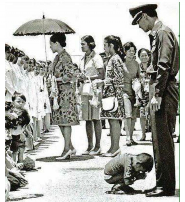 เปิดภาพ! เด็กกราบพระบาทในหลวง รัชกาลที่ 9 จากเด็กในวันนั้น สู่ข้าราชการใต้ฝ่าละอองธุลีพระบาทในวันนี้