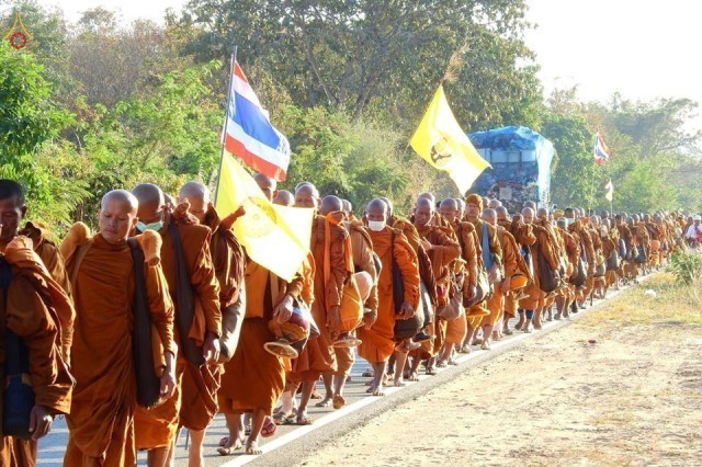 ประมวลภาพปลื้ม ๆ คณะสงฆ์นานาชาติ กว่า 600 รูป เดินธุดงค์ จากจ.จันทบุรี สู่ จ.นครพนม