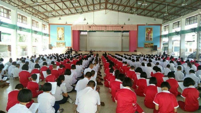 ชมภาพนักเรียน 7 โรงเรียน ทั่วประเทศ พร้อมใจสวดมนต์ บทธัมมจักกัปปวัตตนสูตร