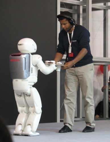 หุ่นยนต์ ASIMO ฉลาดเข้าใกล้มนุษย์ไปอีกขั้น