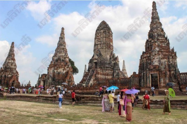 แดดร้อนก็มิหวั่น 'ท่านหมื่น-แม่การะเกด' ล้นวัดไชยวัฒนาราม