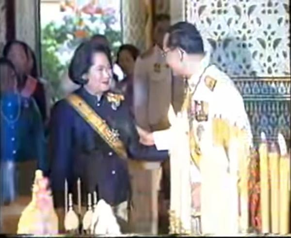 ย้อนชม ในหลวง ร.9 ทรงไหว้พระพี่นางฯ ทรงเป็นแบบอย่างความอ่อนน้อมถ่อมตนที่ชวนอบอุ่นหัวใจ