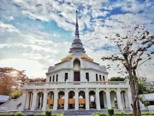 พระพุทธบรมมงคลธาตุจักราชเจดีย์ พระเจดีย์โลหะทั้งองค์ใหญ่สุดในประเทศ