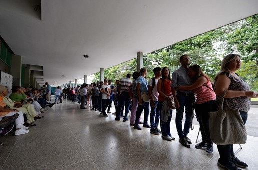 ชาวเวเนฯ แห่สแกนนิ้วยื่นถอดถอนปธน.