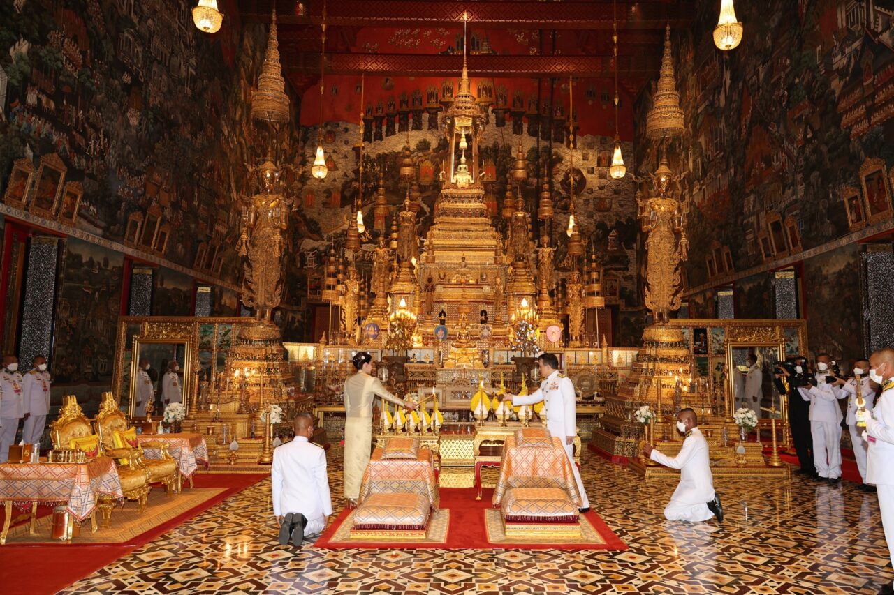 ในหลวง-พระราชินี เสด็จฯเปลี่ยนเครื่องทรงสำหรับฤดูร้อน ‘พระแก้วมรกต’