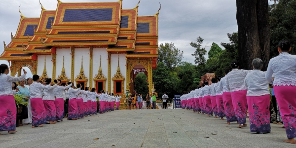 ประชาชนร่วมขบวนแห่ทอดกฐิน ณ วัดคมนียเขต (วัดคึกคัก)