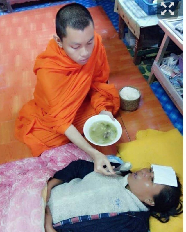 ชาวเน็ตแห่แชร์ชื่นชม!ภาพสุดซึ้งใจพระลาวยอดตัญญูเดินเท้าวันละ 5 กิโล เพื่อดูแลแม่ป่วย