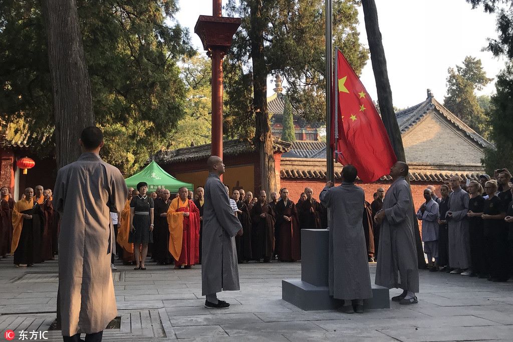 “วัดเส้าหลิน” เชิญธงชาติจีนขึ้นสู่ยอดเสาครั้งแรกในรอบ 1,500 ปี