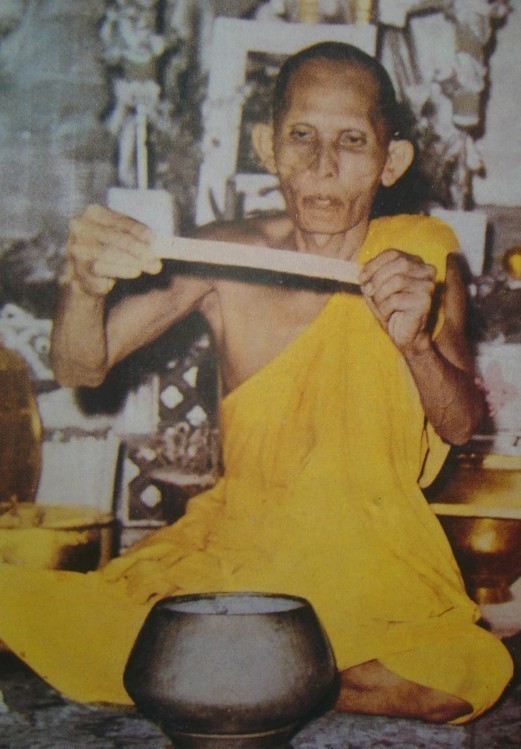 หลวงพ่อยีพระผู้ทรงอภิญญา  ผู้บิณฑบาตข้าวทิพย์จากเทวดา