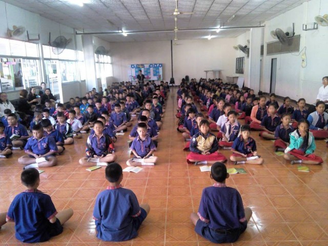 ชมภาพนักเรียน 7 โรงเรียน ทั่วประเทศ พร้อมใจสวดมนต์ บทธัมมจักกัปปวัตตนสูตร