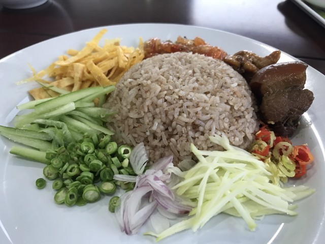 ข้าวคลุกกะปิกับหมูฮ้อง หมูนุ่ม รสหวานเค็ม พอดีคำ