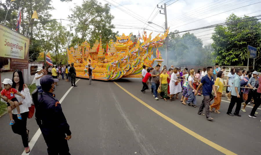 ชาวพุทธร่วมตักบาตรเทโว วันออกพรรษา สืบสานประเพณีชักพระ ที่วัดถ้ำยะลา