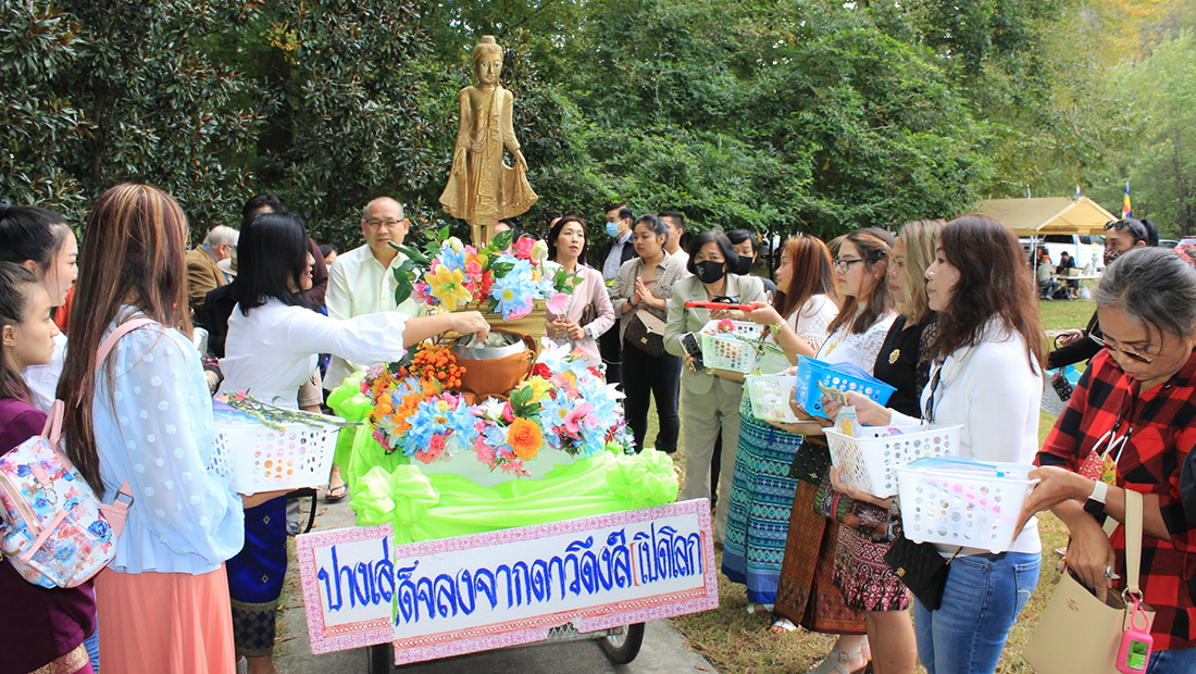 คึกคัก..พุทธศาสนิกชนในอเมริกา พากันทำบุญวันออกพรรษาและทอดกฐิน