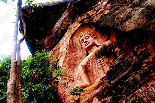 นักท่องเที่ยวนมัสการพระพุทธรูปแกะสลักผาแดง