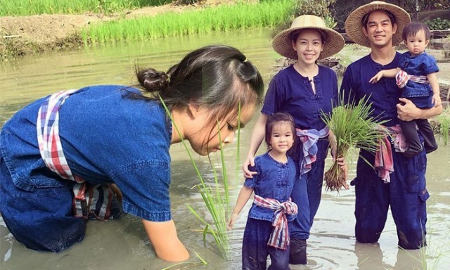 มอส ปฏิภาณ สอน "น้องโสน" ให้ดำนา เห็นความเหน็ดเหนื่อยของชาวนา