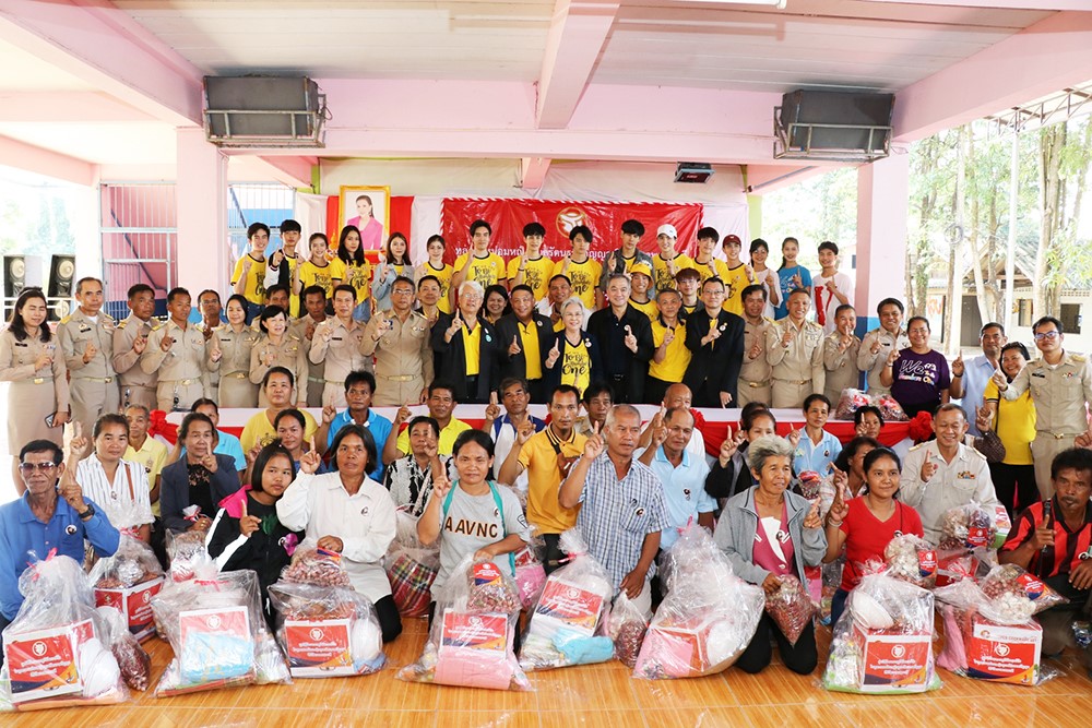 ทูลกระหม่อมหญิงอุบลรัตนฯ พระราชทานสิ่งของให้แก่ผู้ประสบอุทกภัย จ.อุบลราชธานี