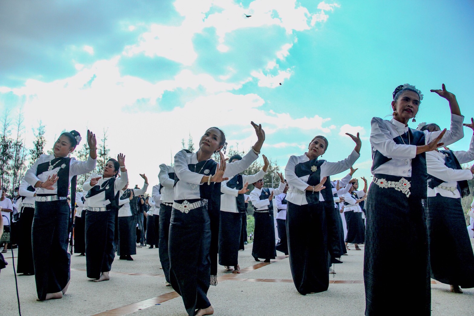 สตรีเมืองย่าโม ร่ายรำ“พุทธานุภาพถวายหลวงพ่อคูณ”
