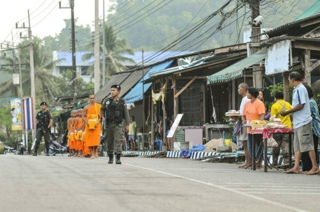 บิณฑบาตกลางดงกระสุน ชีวิตจริงพระภาคใต้ !!