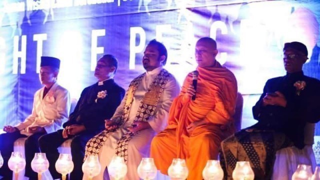 วัดพระธรรมกายร่วมจัดพิธีลอยโคมเพื่อสันติภาพร่วมกับผู้นำศาสนา ณ มหาเจดีย์บุโรพุทโธ