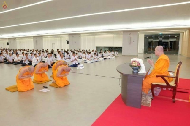 พระภิกษุวัดพระธรรมกาย ทำสามีจิกรรม (ทำวัตรพระเถระ) ต่อหลวงพ่อทัตตชีโว เนื่องในฤดูเข้าพรรษา