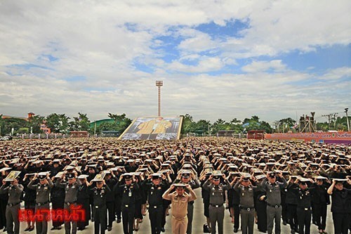 สุดงดงาม! ชาวปทุมนับหมื่นคน ร่วมแปรอักษร "ปทุมธานี รักพ่อ" ถวายความอาลัยในหลวง รัชกาลที่ 9
