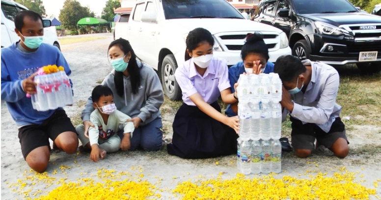 ศรัทธาชน โปรยดอกดาวเรืองตามทาง รอ "หลวงตาบุญชื่น" จาริกธุดงค์ผ่าน