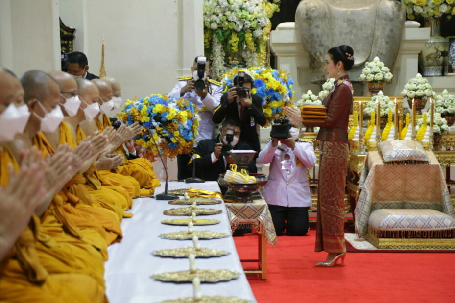 ‘ในหลวง’ โปรดเกล้าฯ ‘เจ้าคุณพระ’ เป็นผู้แทนพระองค์ไปถวายผ้าพระกฐินพระปฐมเจดีย์