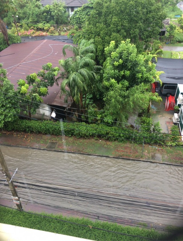 ประมวลภาพน้ำท่วมรอระบายทั่วกรุง หลัง ‘โมรา’ ทำฝนกระหน่ำเช้านี้