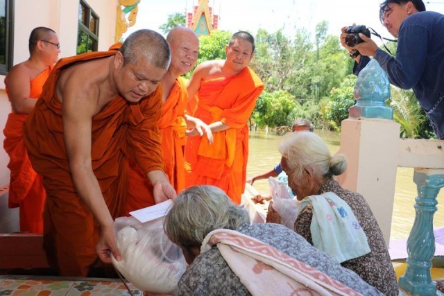 น้ำตาที่ยากจะเหือดแห้ง!!!ของชาวอีสาน พระเมธีธรรมาจารย์ ช่วยน้ำท่วม ระยะกลาง (ระยะที่ 2)