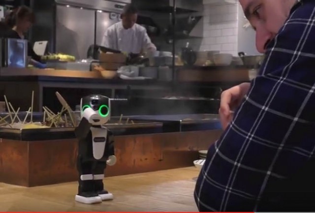 หุ่นยนต์ไกด์จิ๋ว ชาร์ปเตรียมให้เช่า 'Robohon' เพื่อให้ข้อมูลกับนักท่องเที่ยวในญี่ปุ่น