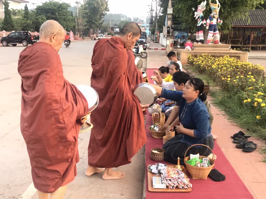 อำเภอด่านซ้าย จัด "กิจกรรมตักบาตรทุกวันพุธ” ขับเคลื่อนหมู่บ้านรักษาศีลห้า