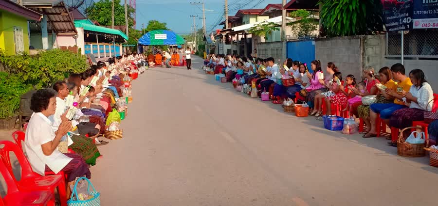 "ถนนบุญ" โครงการสวดมนต์หน้าบ้าน ทำบุญตักบาตร รักษาศีลห้าตามวิถีพุทธ