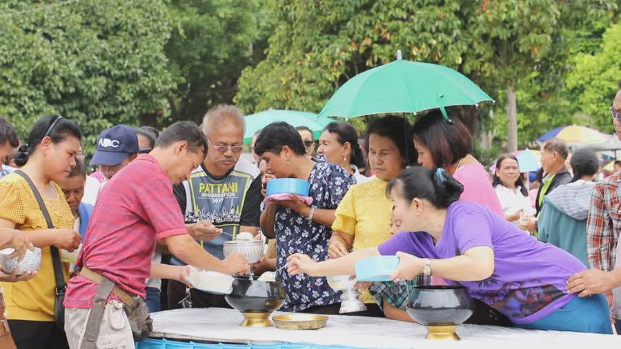 ชาวยะลาร่วมบุญ สารทเดือนสิบ คึกคัก สืบสานประเพณี ส่งตายาย ชิงเปรต-แห่หมรับ