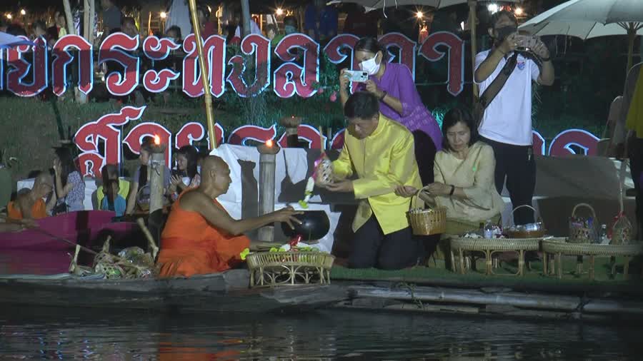 ชาวพิจิตร ร่วมสืบสานประเพณีตักบาตรทางน้ำยามค่ำคืน และการไหลกระทงลาวา