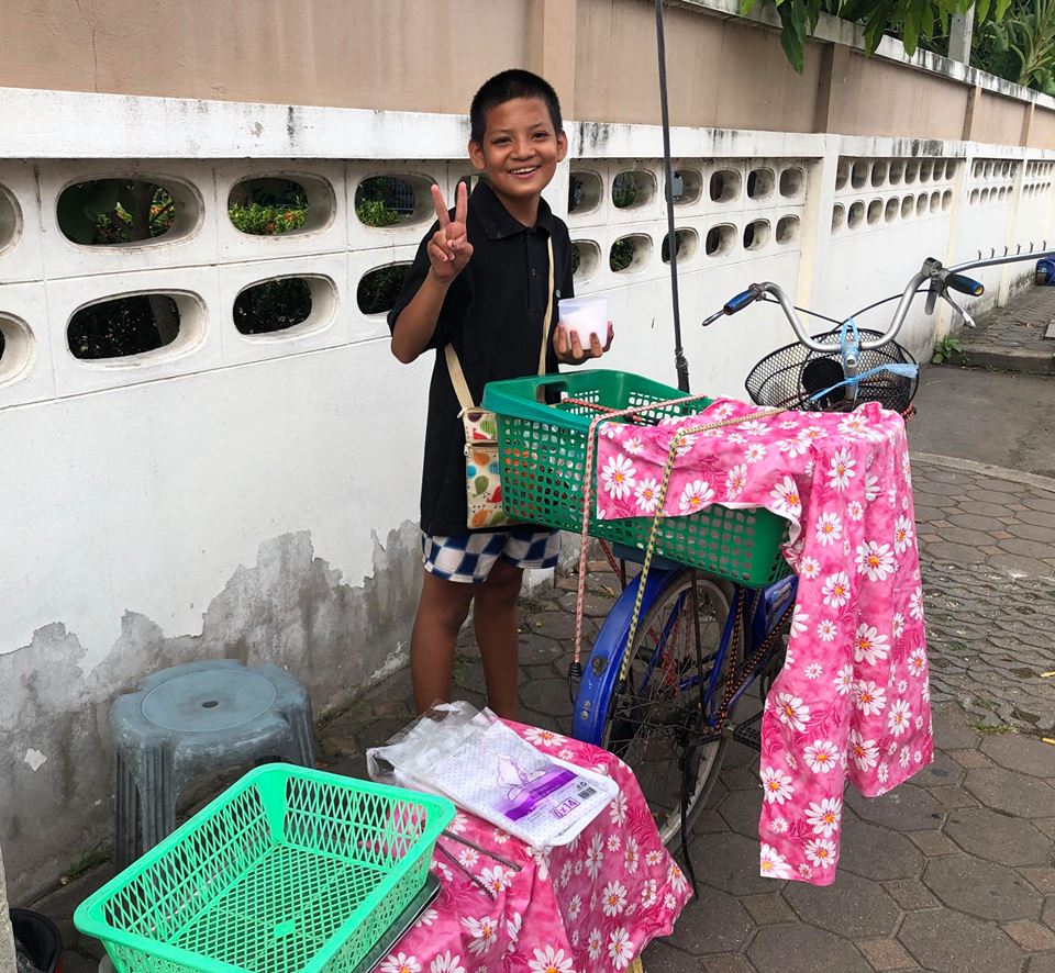 หนูน้อยวัย 13 สู้ชีวิต ขี่จักรยานช่วยยายขายของ ไม่อายทำกิน