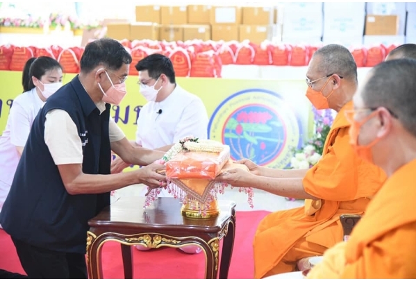 วัดพระธรรมกายมอบถุงยังชีพ 900 ถุง โดยมี อบจ.ปทุมธานี ส่งต่อให้ปชช.สู้ภัยโควิด